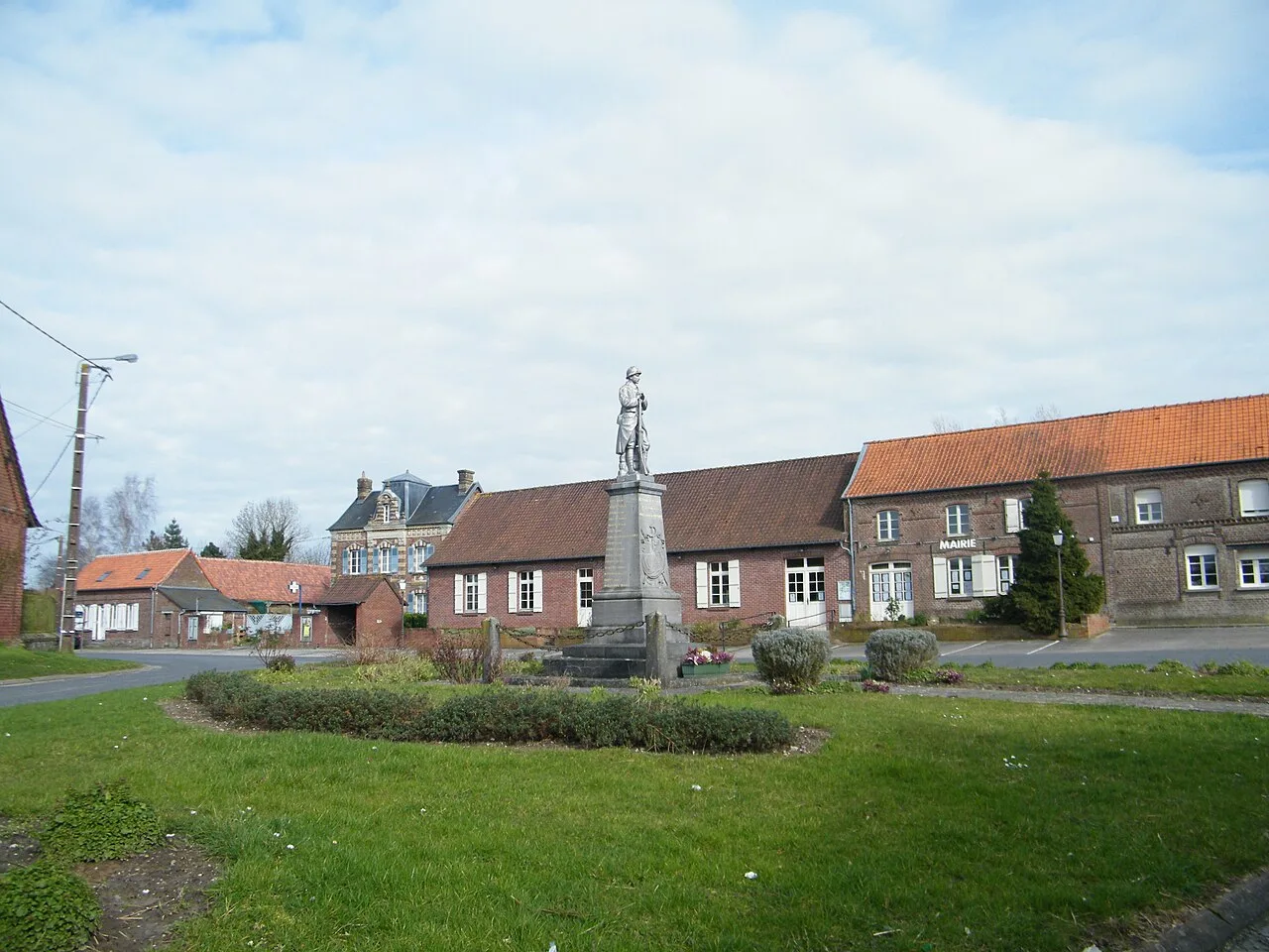 Monument aux morts (poilu au repos), ancienne mairie-école , salle communale.